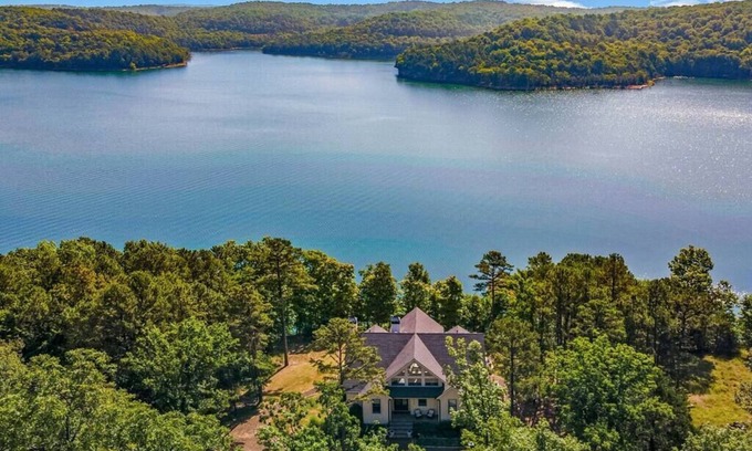 Rogers Casa | Lakefront at War Eagle