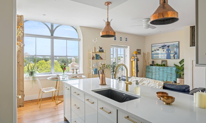 Harleston Village Condominio | Lakefront balcony, walk to MUSC/food, luxe decor; 1 bedroom historical charmer!