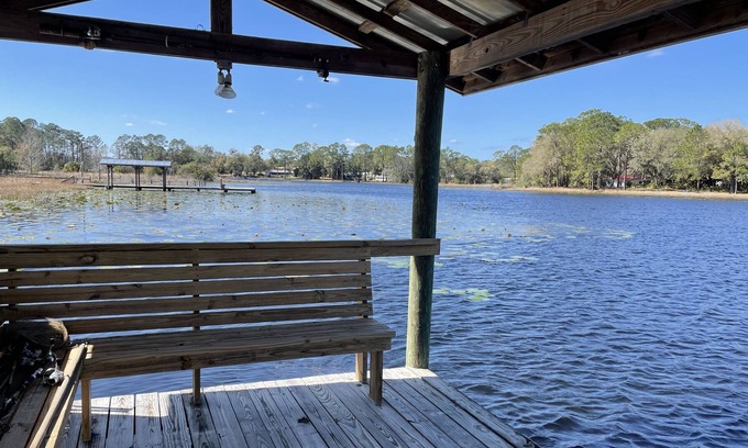 Pomona Park Casa | Lakefront Banana Ln Bungalow with hottub and kayaks
