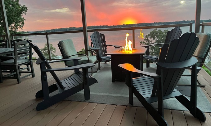 Arnolds Park Condominio | Lakefront BB Corner Condo. Expanded deck & panoramic views & 6 waterpark passes.