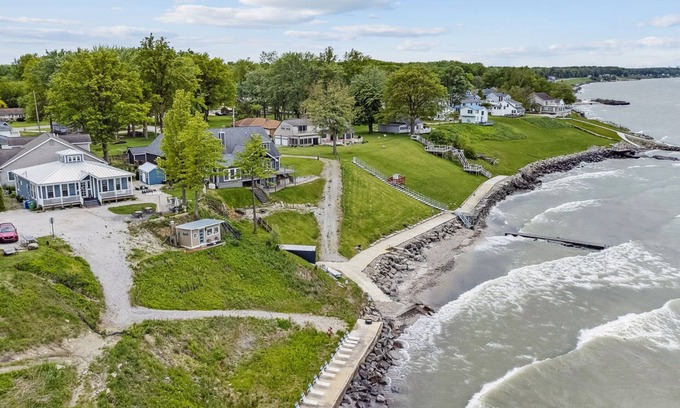 Ashtabula Casa | Lakefront Beach House - Sauna & Steam Pod Retreat