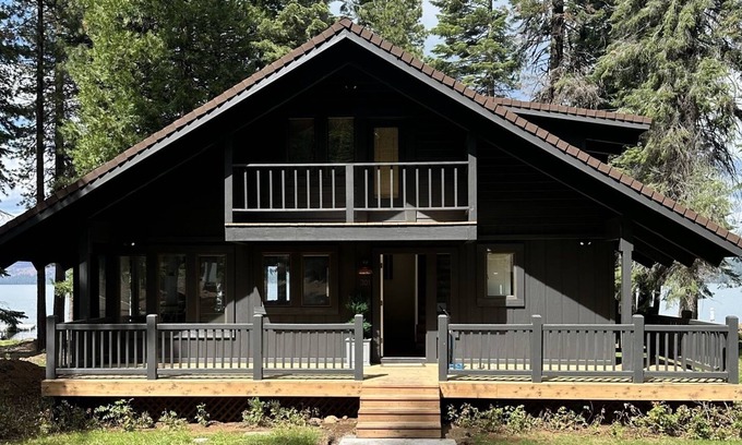 Lake Almanor West Cabina | Lakefront Beauty with Private Dock and Buoy - LAW Prime Location