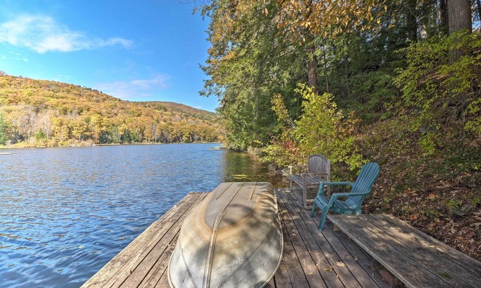 Glendale Casa | ¡NUEVO! Lakefront Berkshires House w / Deck, muelle + barco
