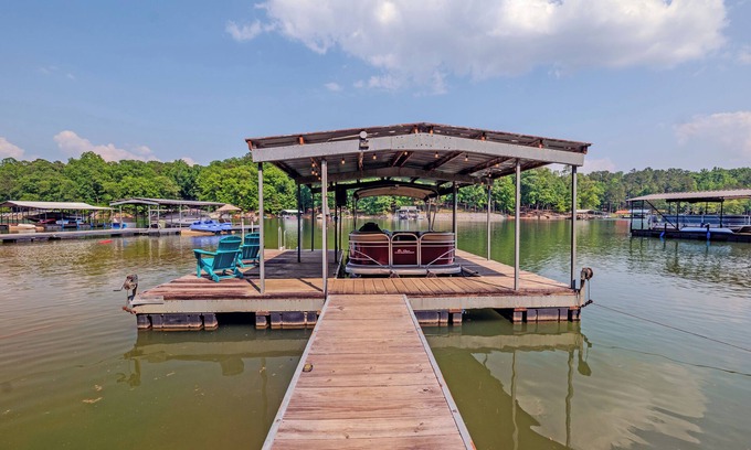 Gumlog Casa | Lakefront ~ Boat ~ Kayaks ~ Fire Pit ~ Private Dock