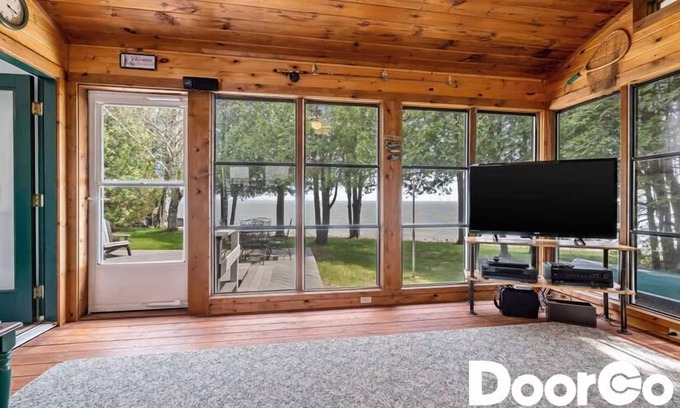Algoma Cabaña | Lakefront Cabin! Amazing Views, Fireplace, Cozy