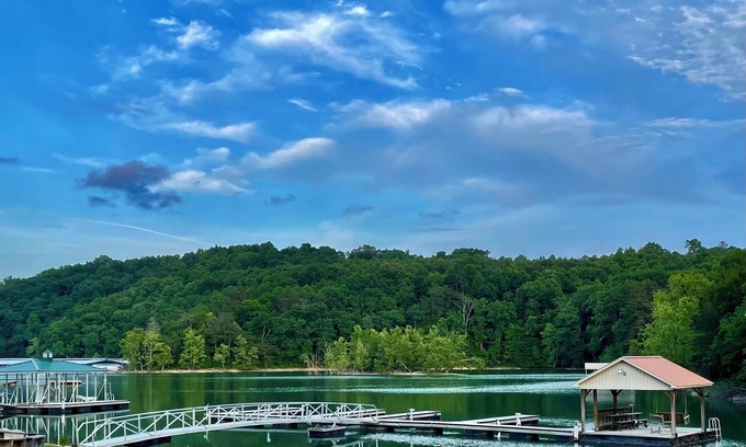 Jacksboro Cabina | Lakefront Cabin : Boat Slip : Dock : Kayaks : Families : Internet