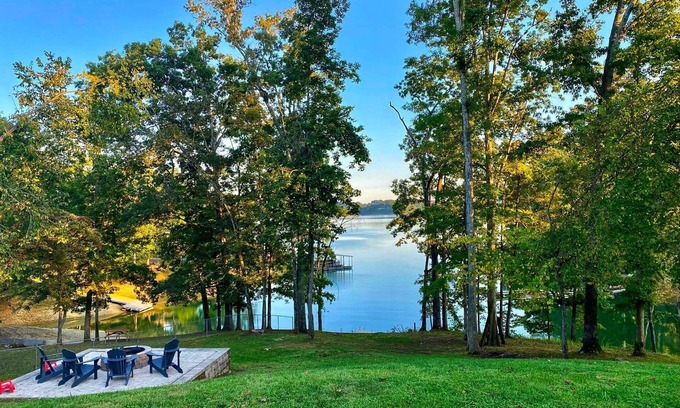 Rutledge Cabina | Lakefront Cabin + Bonfire Pit