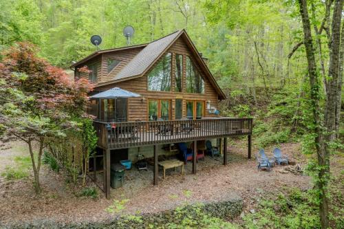 Unaka Casa | Lakefront Cabin Bordering Nat Park with Hot Tub! cabin