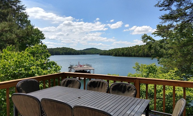 Morganton Cabina | Lakefront Cabin - Dock, Kayaks, Hot Tub, Game room, 2 King Beds
