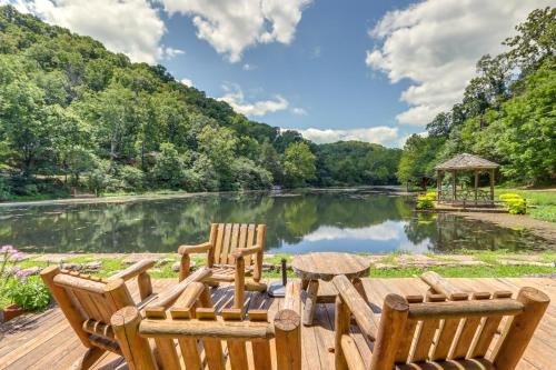Eureka Springs Casa | Lakefront Cabin Less Than 3 Mi to Dtwn Eureka Springs!