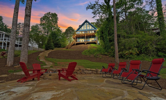 Saxony Forest Cabina | Lakefront Cabin on Lake Keowee. Kayaks, paddle boards, modern & cozy!