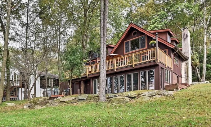 Pocono Lake Casa | Lakefront Cabin Pvt Beach and Dock - Sunset Marina