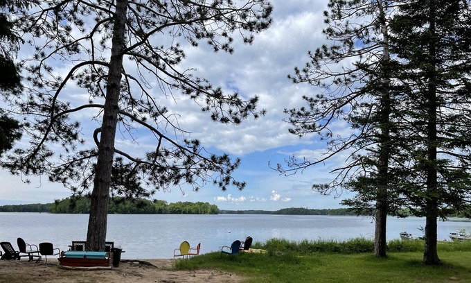 Hayward Cabina | Lakefront Cabin steps from water & beach!