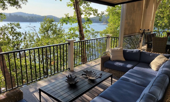 Cedar Glen Casa | Casa de 5,000 pies cuadrados en el agua, muelle privado, en Lake Arrowhead con jacuzzi
