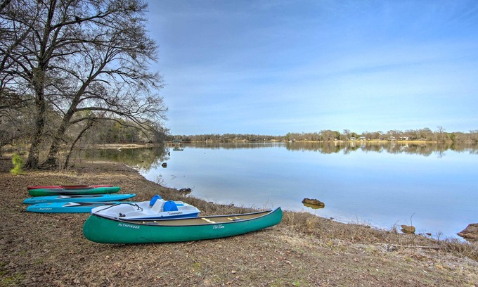Winnsboro Apartamento | Lakefront Cabin w/ 2 Lofts, Boats on 4 Acres