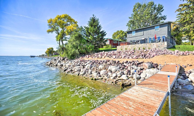 Hamlin County Cabina | Lakefront Cabin w/ Patio & Views in Lake Norden