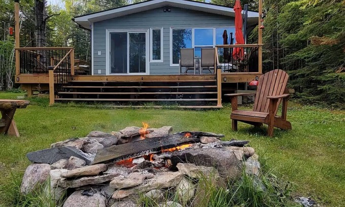 Hecla-Grindstone Provincial Park Cabina | Lakefront Cabin w/ Private Beach, Deck, Veranda & Full Kitchen – Pet Friendly