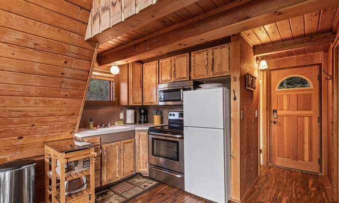 Coeur d'Alene Cabina | Lakefront cabin with huge deck, private dock, & great views