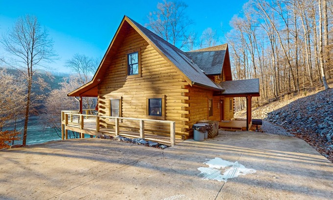 Tazewell Cabina | Lakefront cabin w/fire pit, dock, grill, fireplace, Wi-Fi