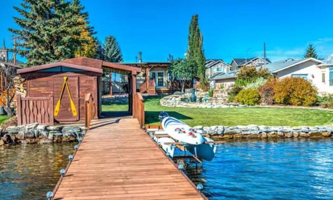 Chestermere Cabina | LAKEFRONT CABIN WITH COVERED DECK, HOT TUB & MORE