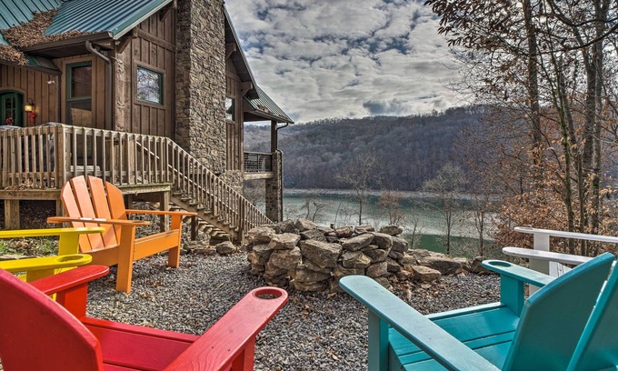 Washburn Cabina | Lakefront cabin with fire pit, lift down to the dock, hot tub, bean bag toss