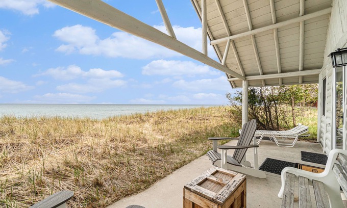 Empire Cabina | Lakefront cabin with 100 ft of Lake Michigan beach, full kitchen, loft, & deck