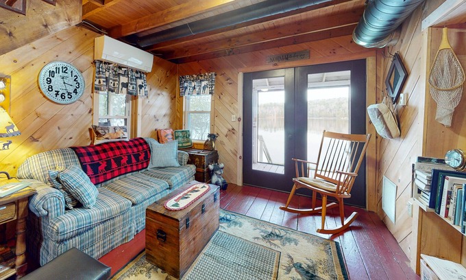 Oquossoc Cabina | Lakefront cabin with screened porch, woodstove, & water access - dog-friendly