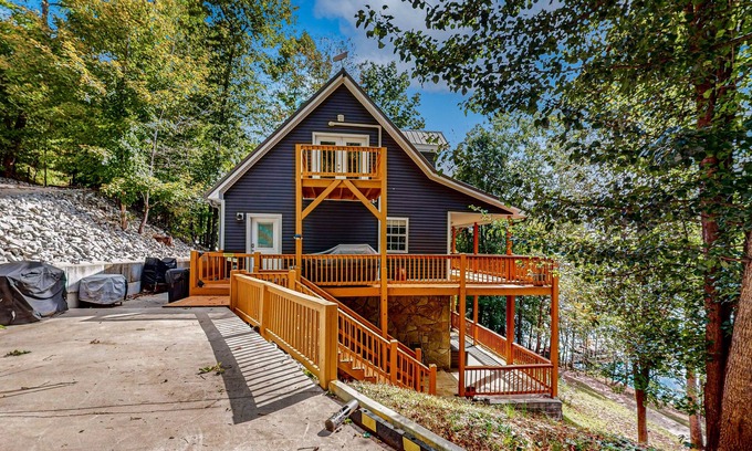 Big Creek Cabina | Lakefront cabin with two-level dock, sun deck and internet