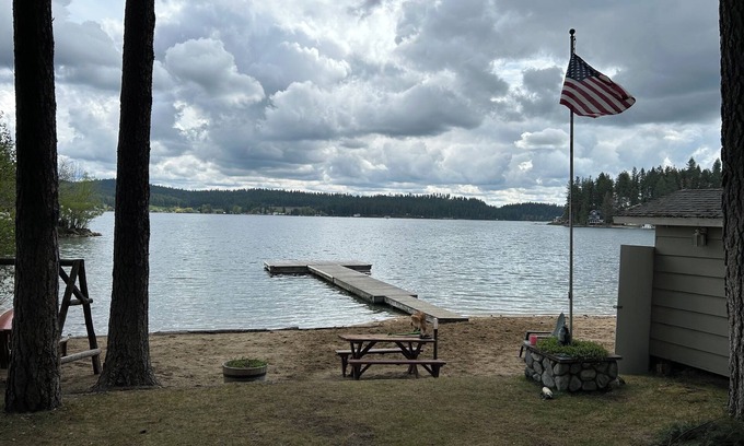 Loon Lake Cabina | Lakefront Cabin with Sandy Beach and private dock