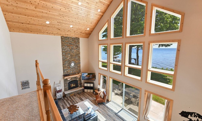 Aitkin Cabina | Lakefront cabin with wall of windows and game room!