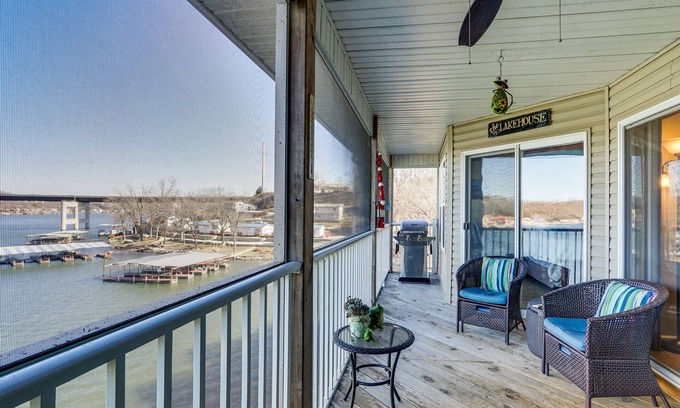 Camdenton Condominio | Lakefront Camdenton Condo: Grill & Community Pool