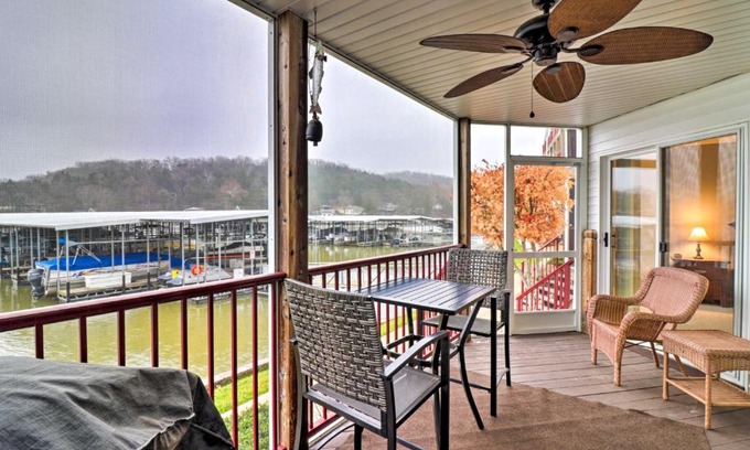 Camdenton Apartamento | Lakefront Camdenton Condo with Screened Porch!