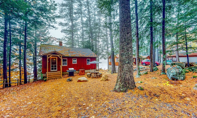 South Casco Cabaña | Lakefront camp with cozy cottage-style interior and board games - kayaks welcome