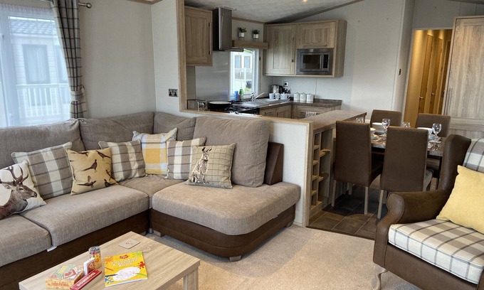 Flookburgh Otro | Lakefront Carnaby Lodge - 3 Bedrooms - Sleeps 6 - Idyllic