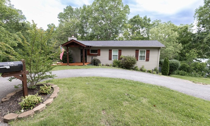 New Tazewell Casa | Lakefront Cedar Cove Cottage on Norris Lake