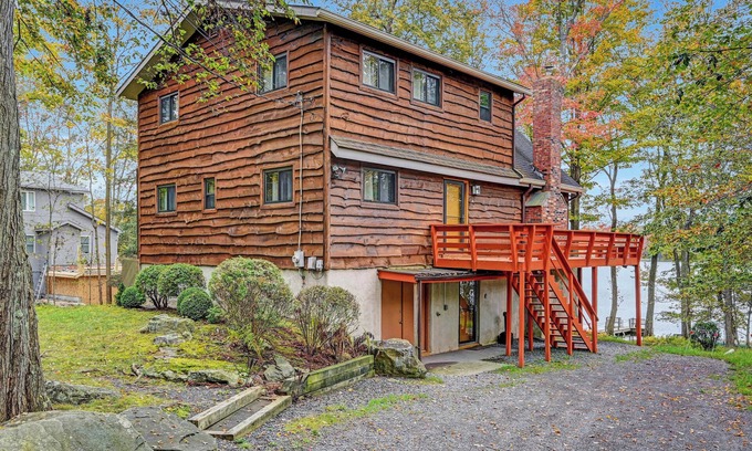 Gouldsboro Chalet De Esquí | Lakefront Chalet on Big Bass Lake - 5 BR Spacious Home on 3 Levels