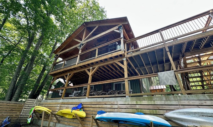 Northville Casa | NEW LISTING - ON THE LAKE! Charming Chic Home. Sleeps 15, Pet-friendly!