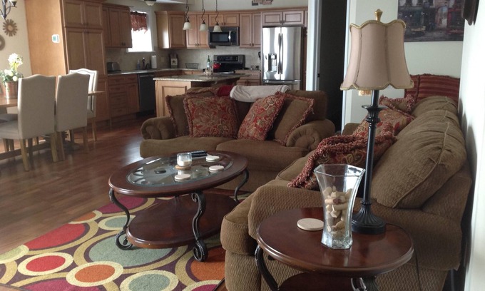 Geneva-on-the-Lake Condominio | LAKEFRONT CONDO # 111 * 3BR / 2 BA SLEEPS 6 $ 200 entre semana julio / agosto.
