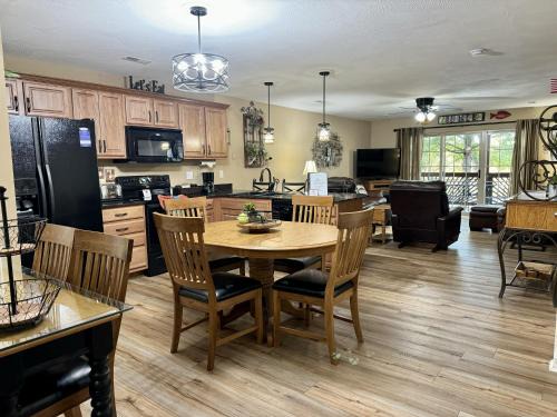 Hollister Apartamento | Lakefront Condo A-3