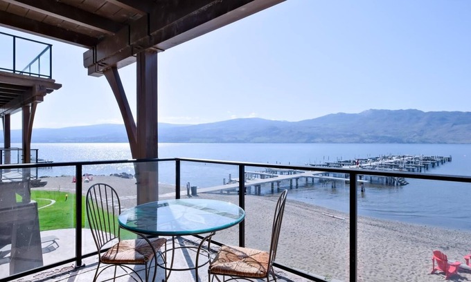 Westbank Condominio | Lakefront condo at Barona Beach