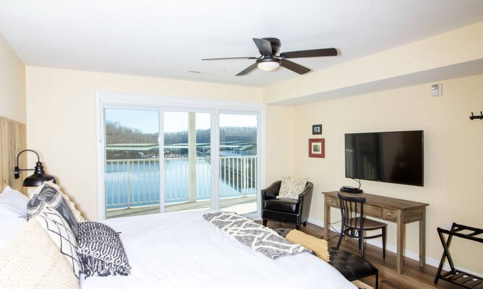 Osage Beach Condominio | Lakefront Condo, Beautiful State Park Views.