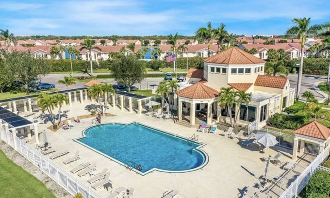 North Naples Condominio | Mayo de 2019 está disponible y el precio solo reducido. Orilla del lago de Nápoles