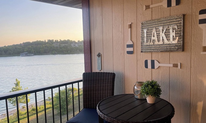 Kimberling City Condominio | Direct Waterfront! 15 Min to Dogwood Canyon!