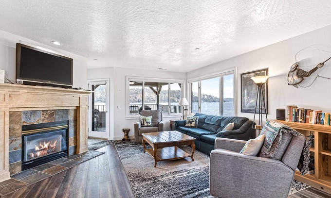 Coeur d'Alene Condominio | Lakefront Condo w/ Stunning Views, Balcony, & Fireplace