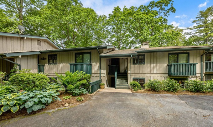 Lake Toxaway Condominio | Lakefront condo with easy access to swimming pool and tennis.