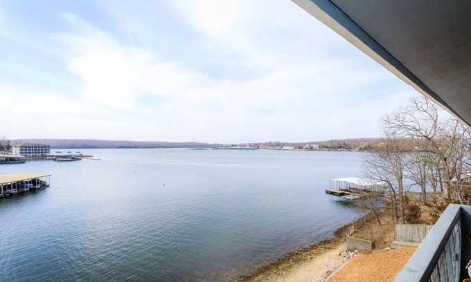Osage Beach Condominio | Lakefront Condo with breathtaking views of the lake! BOAT SLIP AVAILABLE