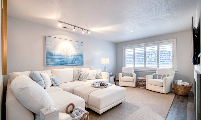 Coeur d'Alene Condominio | Lakefront condo with mountain views, pool, balcony, grill, fireplace, streaming