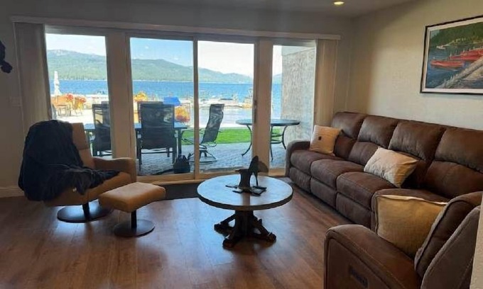 McCall Condominio | LAKEFRONT CONDOMINIO DE 2 DORMITORIOS CON PISCINA DE TEMPORADA Y DESLIZAMIENTO