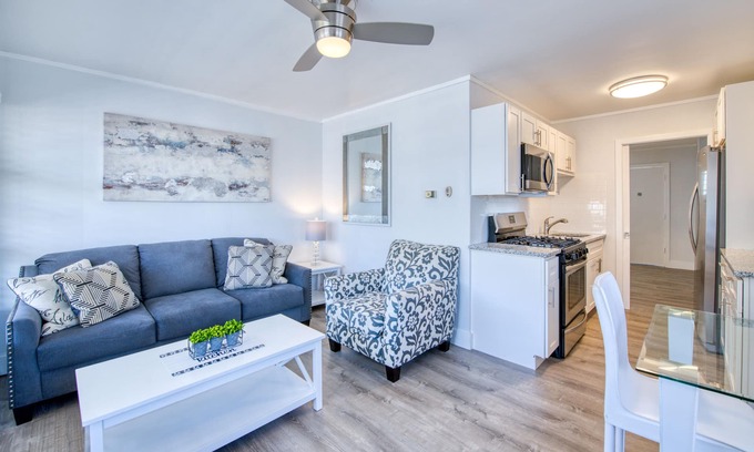 Flat Rock Condominio | Lakefront corner condo with canoes, resort pool, tennis & firepit - dogs welcome