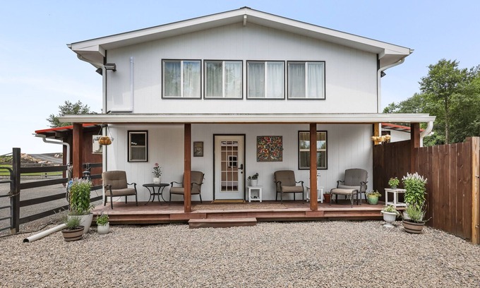 Middletown Cabaña | Lakefront Cottage 10 min to Legoland Farmstay
